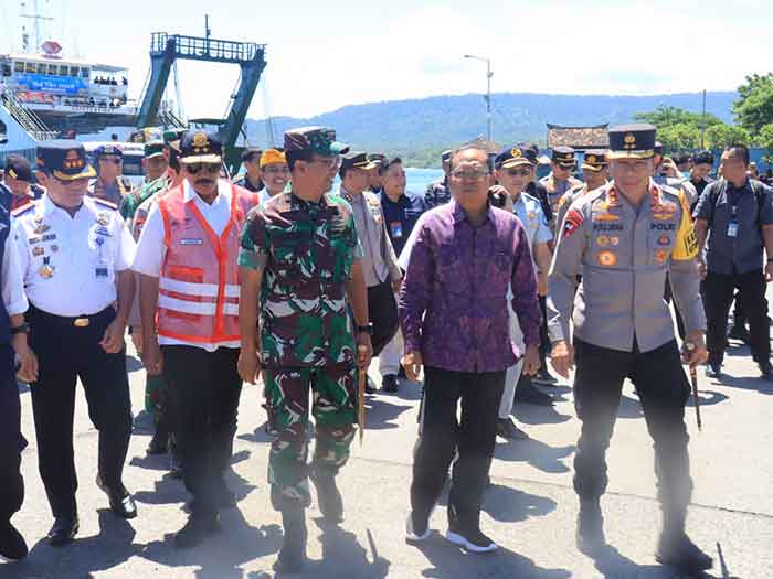 Gubernur Bali Wayan Koster dan Kapolda Bali Irjen Pol. Putu Jayan Danu Putra meninjau langsung arus mudik di di Pelabuhan Gilimanuk, Jembrana Bali Rabu (19/4/2023) siang. (Foto: M-0-11)