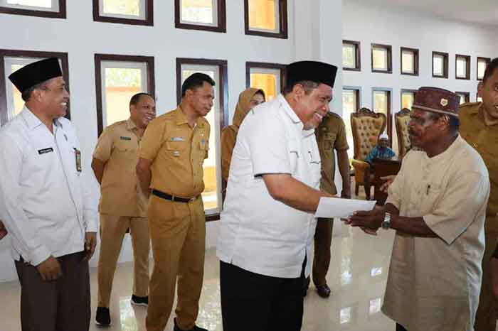 Wali Kota Tual, Adam Rahayaan saat menyerahkan bantuan secara simbolis kepada para tokoh agama di Pandopo Yarler Tual.
