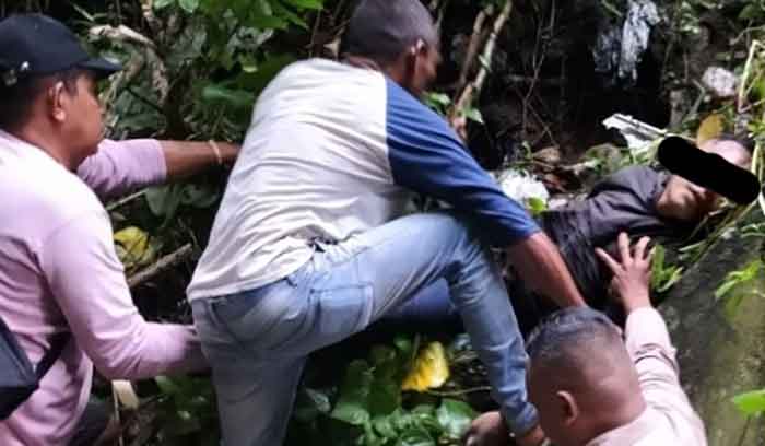 Bhabinkamtibmas dibantu masyarakat Negeri Nusaniwe, Kota Ambon, sedang mengevakuasi korban OOL yang diduga mengalami kecelakaan Tunggal.