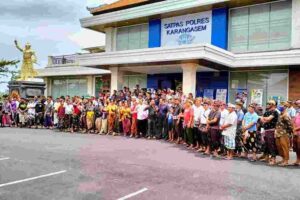 Ratusan masyarakat Desa Bugbug geruduk Polres Karangasem Minggu (2/4/2023) mendukung penolakan proyek di areal Pura Gumang. (Foto: M-003)
