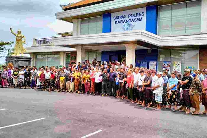Ratusan masyarakat Desa Bugbug geruduk Polres Karangasem Minggu (2/4/2023) mendukung penolakan proyek di areal Pura Gumang. (Foto: M-003)