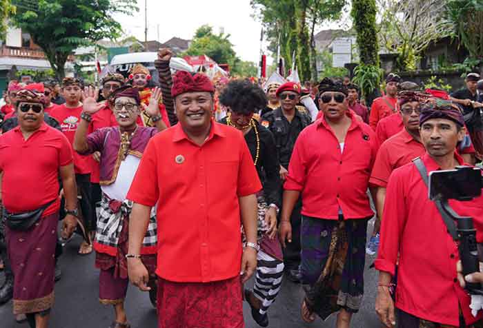 Ketua DPC PDIP Gianyar Made Mahayastra diiringi ribuan simpatisan menuju KPU untuk mendaftarkan Bacaleg. (Foto: Istimewa)