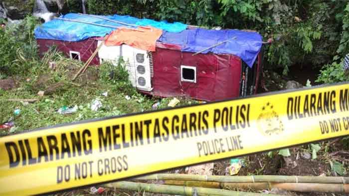 bus yang jatuh ke sungai di Guci, Tegal.(ANTARA FOTO/Tois)