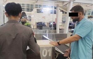 negara Rusia berinisial IE saat dideportasi dari Bali