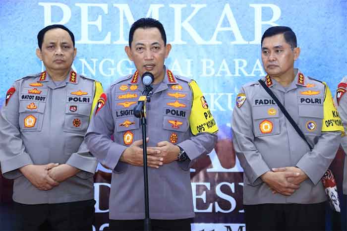 Kapolri Listyo Sigit Prabowo memberikan keterangan pers usai Tactical Floor Game (TFG) Operasi Komodo-2023 dalam rangka pengamanan KTT Ke-42 ASEAN di Aula Sekretariat Daerah Pemkab Manggarai Barat, Labuan Bajo, NTT, Kamis (4/5/2023).