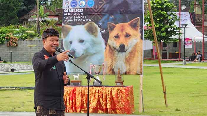 Bupati Bangli Sang Nyoman Sedana Arta saat membuka kontes Anjing Kintamani