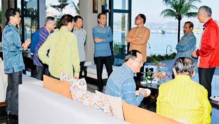 Presiden Jokowi bersama para pemimpin ASEAN tampak mengenakan tenun songke Manggarai. (Foto: BPMI Setpres)