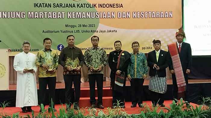 Ketua Presidium Pusat ISKA Luky Yusgiantoro bersama Gubernur Lemhannas Andi Widjajanto dan para narasumber foto bersamausai puncak acara Dies Natalis ke-65 ISKA di Universitas Atmajaya, Jakarta.