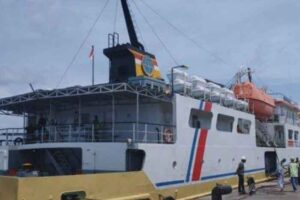 Salah satu dari dua kapal perintis yang menunda pelayaran