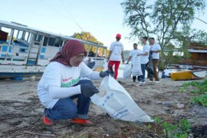 Sambut Pelaksanaan KTT ASEAN 2023, Kolaborasi Telkomsel Jaga Bumi Bersama PlusTik Ajak Komunitas Lokal Bersihkan Pantai dan Kumpulkan Sampah Cangkang Kemasan Kartu SIM di Labuan Bajo