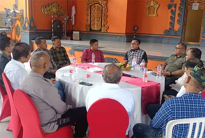 Wakapolda Maluku Brigjen Pol Stephen M. Napiun saat melakukan kunjungan silaturahmi dengan umat Hindu di Kota Ambon. (Foto: M-011)