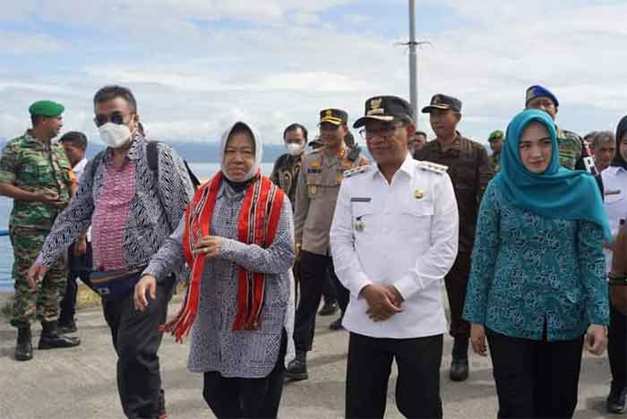 Menteri Sosial Republik Indonesia, Tri Rismaharini didampingi sejumlah pejabat Maluku Tengah, kunjungi korban Rudapaksa di Kecamatan TNS.