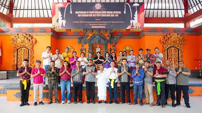 Wakapolda Maluku Brigjen Pol Stephen M. Napiun saat melakukan kunjungan silaturahmi dengan umat Hindu di Kota Ambon. (Foto: M-011)
