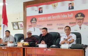 Wakil Ketua Dewan Pers, Agung Dharmajaya (dua dari kanan) saat memberikan arahan pada diskusi Dewan Pers dan SMSI Bali. (Foto: M-003)
