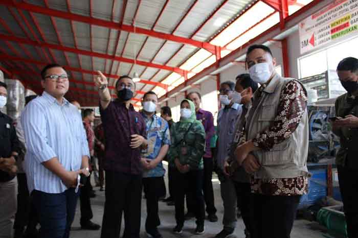 Dirjen Bina Pembangunan Daerah Kementerian Dalam Negeri Restuardy Daud mengunjungi TPST Kesiman Kertalangu, Denpasar, Selasa (23/5/2023) dengan didampingi Walikota Denpasar. (Foto: Istimewa)