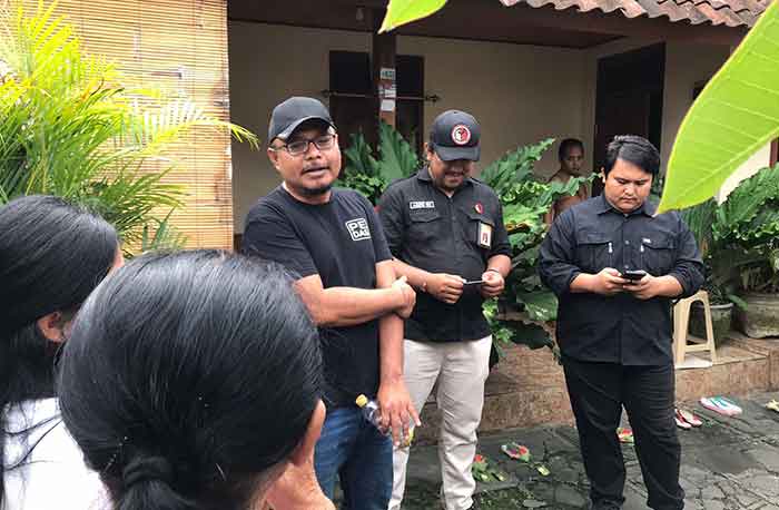 Anggota Bawaslu Bali saat melakukan Patroli Kawal Hak Pilih di kawasan Desa Bantas, Kecamatan Selemadeg Timur, Senin (1/5/2023). (Foto: Ist)