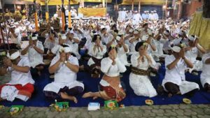 Bupati Tamba Ngaturang Sembah Bhakti Pujawali Pura Dang Kahyangan Jati.