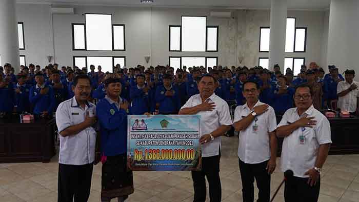 Sebanyak 231 kelian/pekaseh subak yang ada di Kabupaten Jembrana menerima dana insentif yang diserahkan secara simbolis oleh Bupati Jembrana, I Nengah Tamba, Selasa (7/3) di Gedung Kesenian Ir Soekarno.