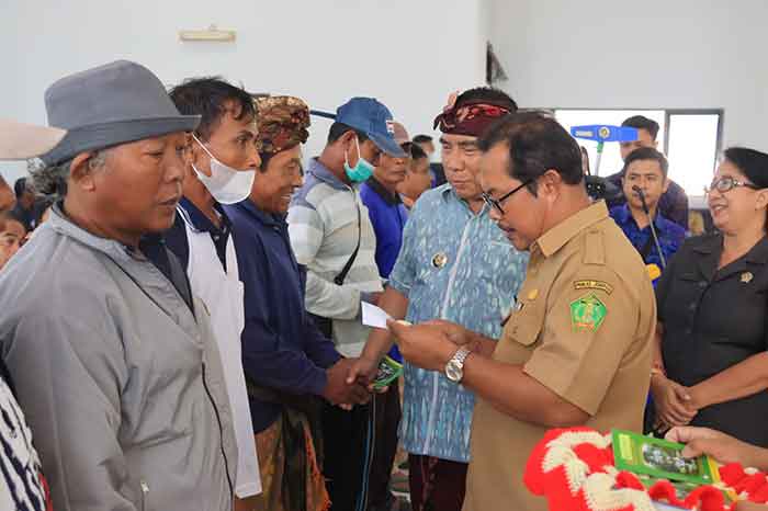 Kelompok Masyarakat Terdampak Banjir Bandang Di Jembrana terima Insentif Pertanian dan Peternakan