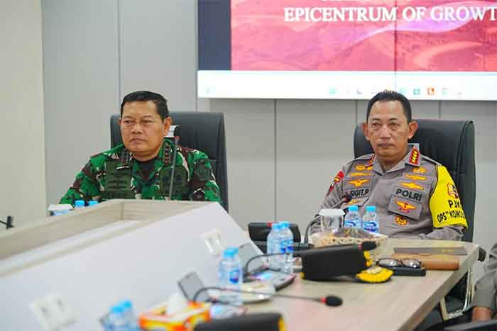 Kapolri Jenderal Listyo Sigit Prabowo bersama dengan Panglima TNI Laksamana Yudo Margono