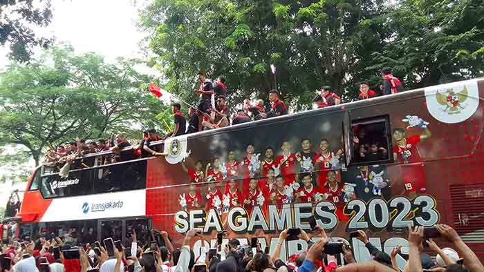 Parade menyambut kedatangan atlet sea games 2023. (Foto: Jawa Pos/Rayyan)