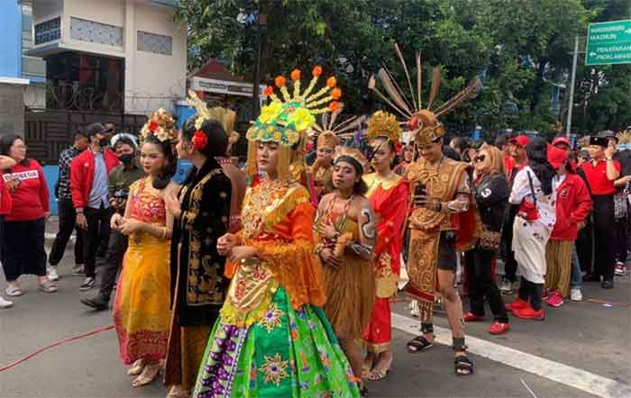 Pawai budaya meramaikan PDIP mendaftarkan Bacalegnya ke KPU, Kamis (11/5/2023). (Foto: Kumparan.com)