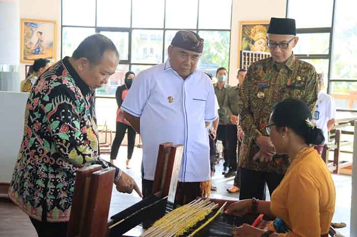 Pemkab Jember Jatim Lirik Sentra Tenun Jembrana