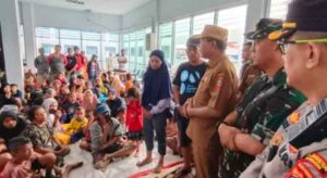 Kondisi korban kebakaran yang saat ini sedang menempati gedung milik PT Pelni akan dipindahkan ke lokasi pasar gotong royong Ambon.