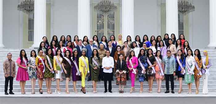 Presiden Joko Widodo berfoto bersama para finalis ajang Puteri Indonesia tahun 2023 di Istana Merdeka, Jakarta, pada Senin (22/5/2023). (Foto: BPMI Setpres/Lukas)