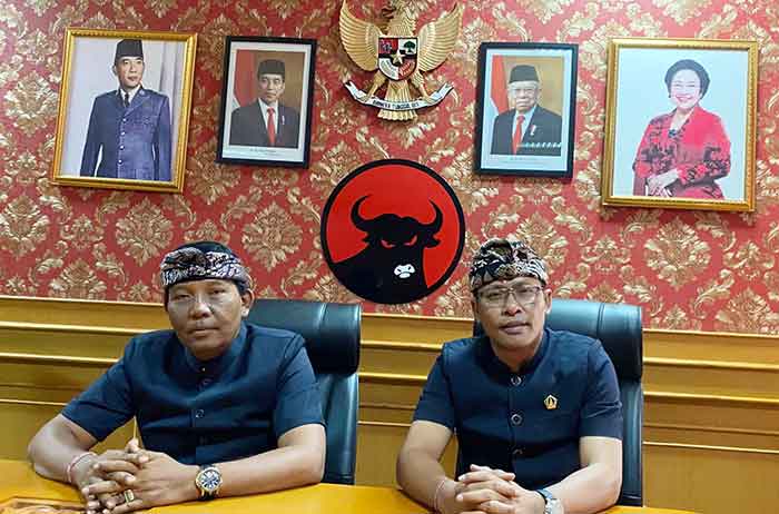 Ketua Fraksi PDI Perjuangan I Gusti Anom Gumanti didampingi Sekretaris I Made Ponda Wirawan