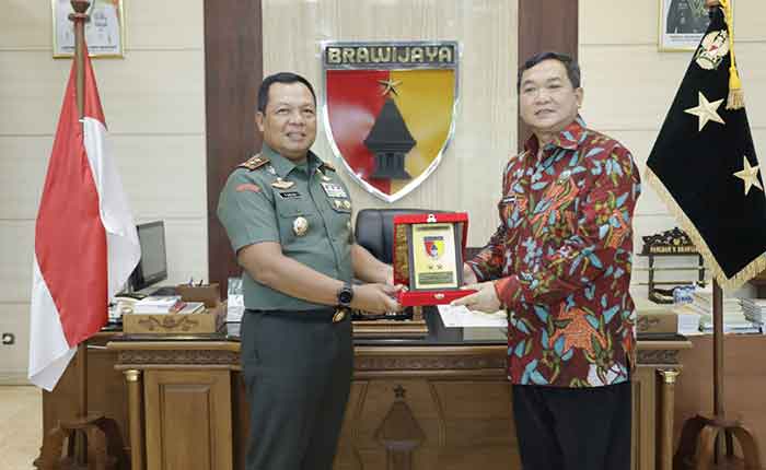 Pangdam V/Brawijaya, Mayjen TNI Farid Makruf menerima audiensi Kepala BNN Jawa Timur, Brigjen Pol Mohammad Aris Purnomo di ruangan kerjanya pada Selasa (13/06/2023). (Foto: ist)