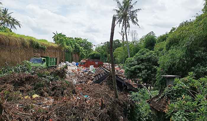 Tempat pembuangan sampah di tebing yang berlokasi di Desa Buduk Kabupaten Badung. (Foto: M-003)