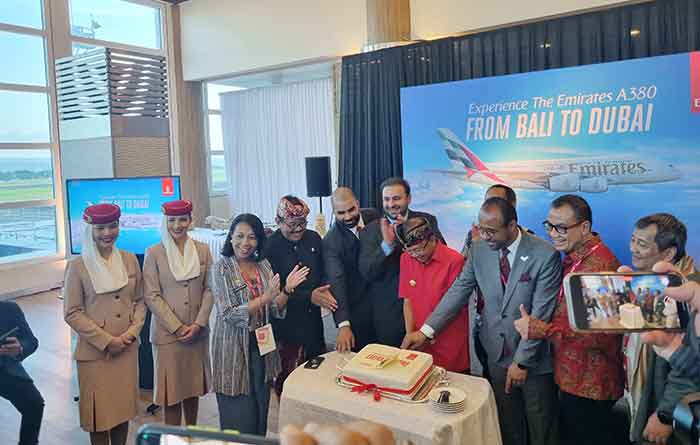 Gubernur Wayan Koster saat memotong kue penyambutan kedatangan pesawat A380a Emirates. (Foto: M-003)