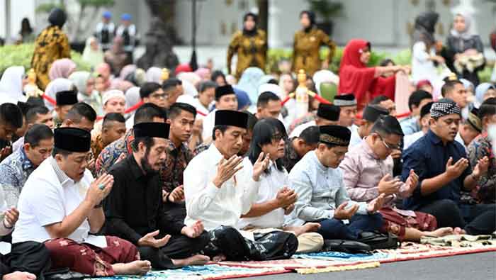 Presiden Joko Widodo dan Ibu Iriana Joko Widodo melaksanakan salat Iduladha 1444 Hijriah di halaman Istana Kepresidenan Yogyakarta, pada Kamis, 29 Juni 2023. (Foto: BPMI Setpres)
