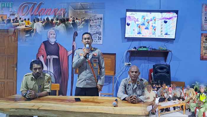 Kasat Bimas Polres Kupang, AKP Victor Saputra saat memberi pengarahan sebelum acara nonton bareng