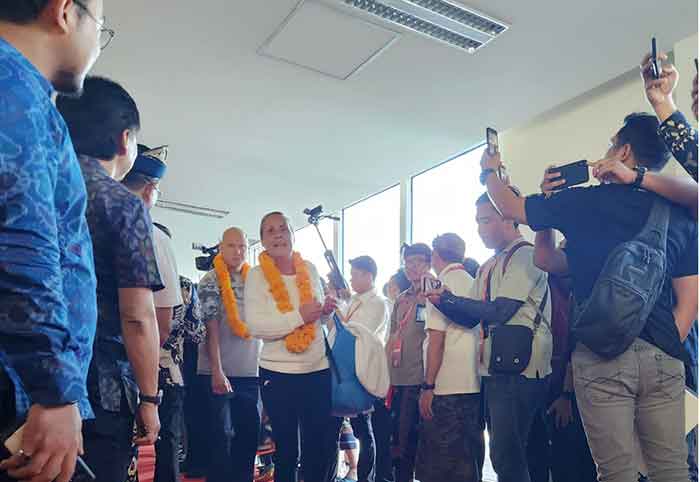 Kedatangan perdana penumpang Airbus A380 di Bandara Ngurah Rai