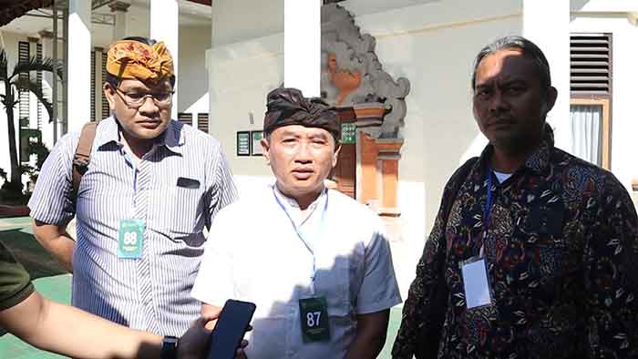 Kepala Satpol PP Kabupaten Badung IGAK Suryanegara (tengah) saat usai mengikuti sidang Pra Peradilan di PN Denpasar. (fOTO: m-003)