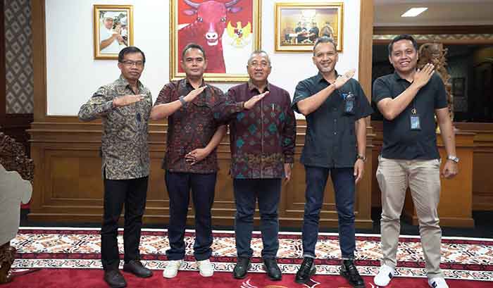 Ketua DPRD Badung Putu Parwata, (tengah) menerima audiensi dari perwakilan Angkasa Pura (AP) I, Selasa (20/6).