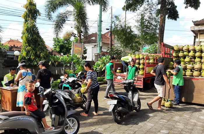 Operasi pasar gas LPG 3 Kg yang digelar oleh Dinas Koperasi, UMKM dan Perdagangan Badung. (Foto: Ist)