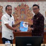 Ketua PWI Bali IGMB Dwikora dan Kepala Kantor Distrik Navigasi Kelas II Benoa Azhar Karim saling bertukar cindera mata