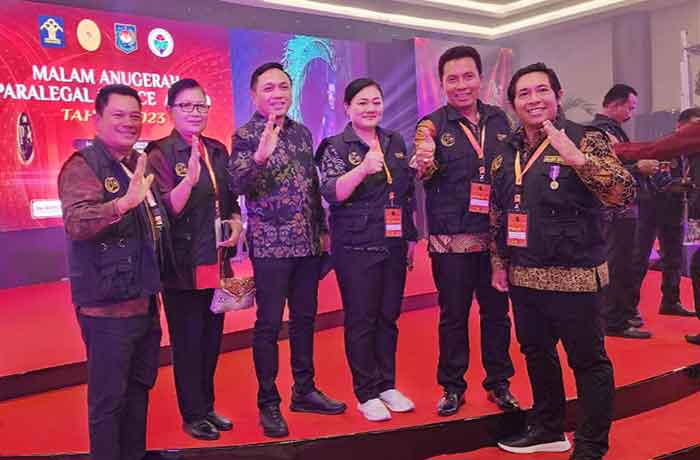 Kepala DPMD Kabupaten Badung, Komang Budhi Argawa bersama Perbekel/Lurah peraih penghargaan aralegal Justice Award 2023. (Foto: Istimewa)