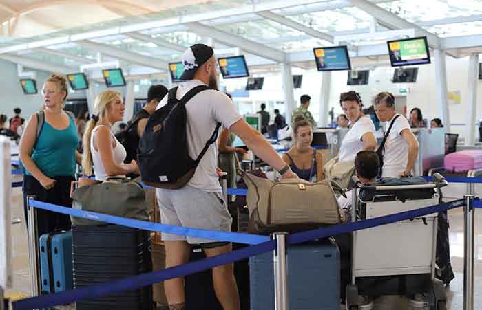 Pergerakan penumpang domestik dan asing di Bandara Ngurah Rai