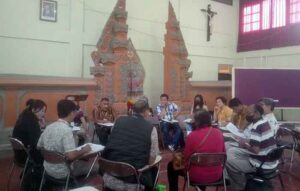 Diskusi kelompok di Pra Sinode V Paroki Santo Petrus Denpasar di aula Rumah Khalwat Tegaljaya Dalung, Kamis (29/6)