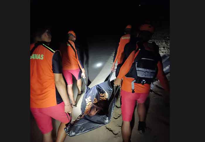Proses evakuasi jenazah WNA yang terseret ombak di Pantai Nunggalan Desa Pecatu, Badung Bali. (Foto: Istimewa)