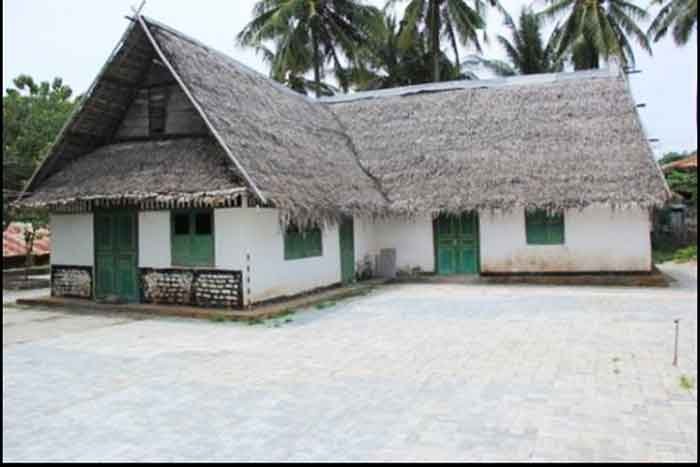 Rumah Raja Wonreli atau yang biasa disebut Kotraram dibangun pada tahun 1664. Dan Benteng Delfshaven peninggalan VOC dibangun pada tahun 1665. (Foto: M-009)