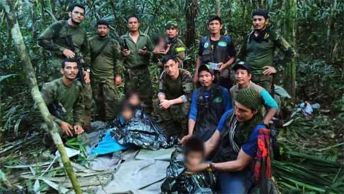 pasukan militer Kolombia saat menemukan korban kecelakaan pesawat. (Foto: Net)