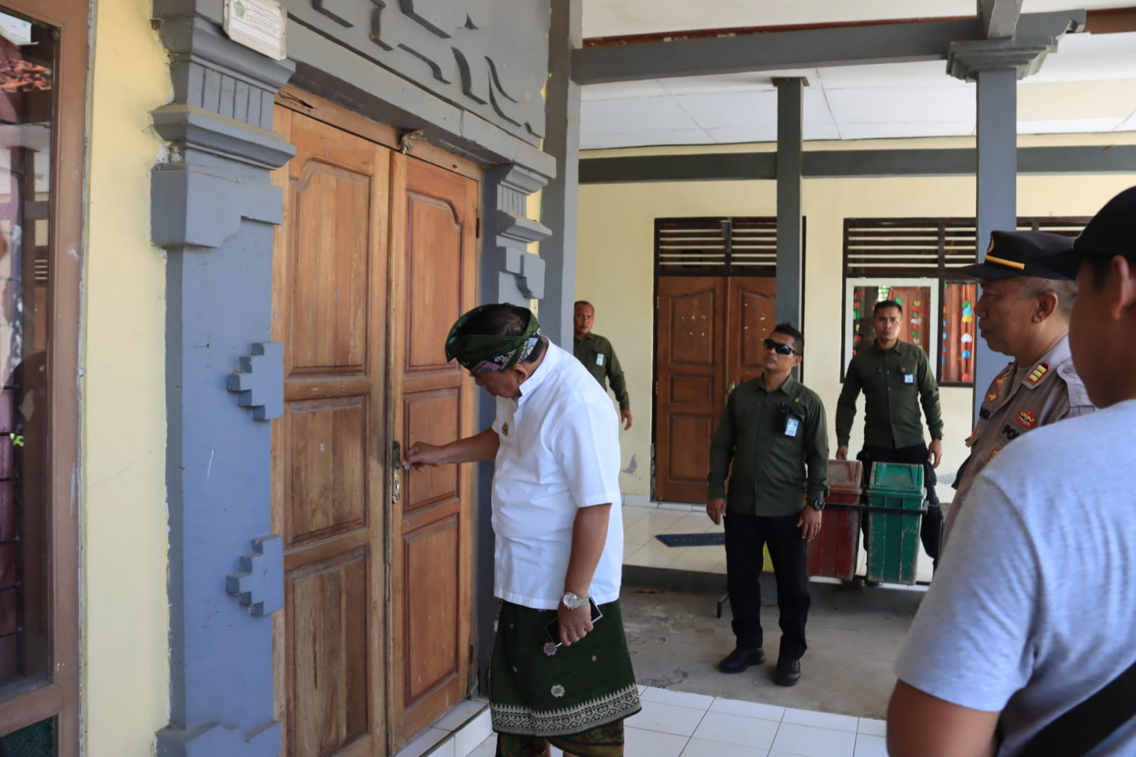 Bupati Jembrana I Nengah Tambah saat mengecek salah satu sekolah yang dilaporkan mengalami pencurian, yaitu SDN 4 Manistutu Kecamatan Melaya, Kamis (29/6), (Foto: M-011)