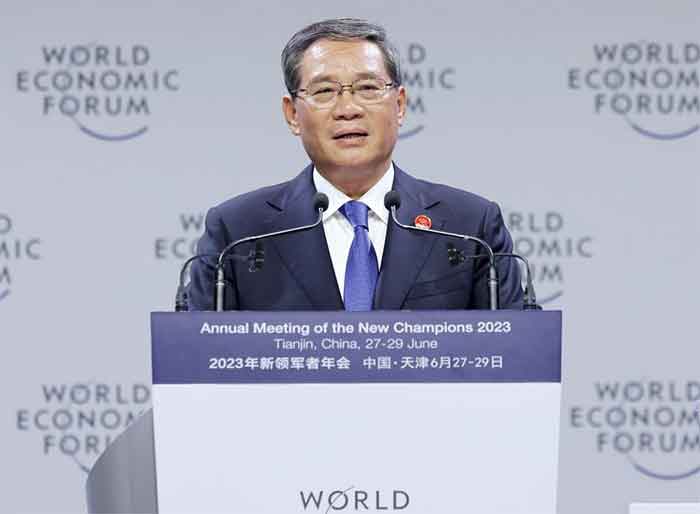 Perdana Menteri Tiongkok Li Qiang berpidato pada pembukaan Pertemuan Tahunan ke-14 Para Juara Baru, atau Davos Musim Panas, di Kota Tianjin, Tiongkok utara, 27 Juni 2023. (Foto: Xinhua)