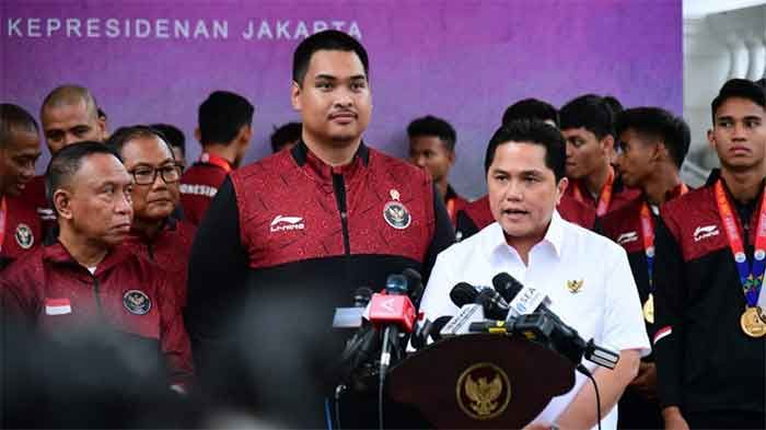 Ketua Ketua Persatuan Sepak Bola Seluruh Indonesia (PSSI) Erick Thohir menyampaikan keterangannya kepada awak media di Kompleks Istana Kepresidenan, Jakarta, pada Senin (5/6/2023). (Foto: BPMI Setpres/Lukas)