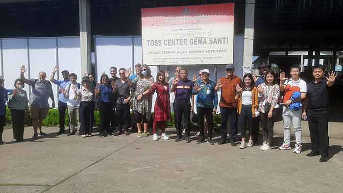 Peserta ASEAN-Indo-Pasific Workshop on Marine Plastic Debris berfoto bersama di depan TOSS Center Klungkung. (Foto: M-011)